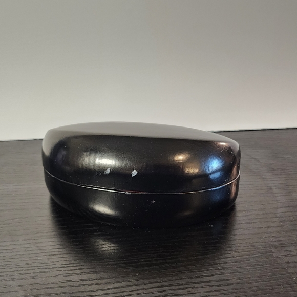 Sunglasses with case - Picture 3 of 4